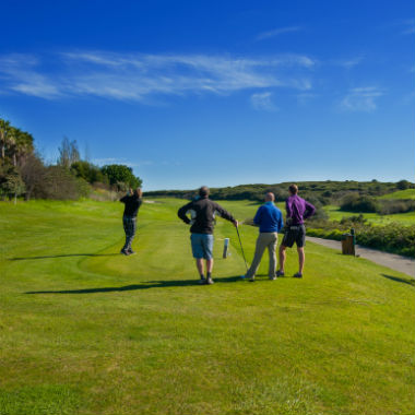 Golfeurs sur un départ du golf