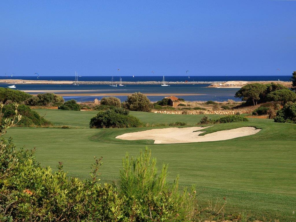 Bateau sur le golf de Palmares au Portugal 