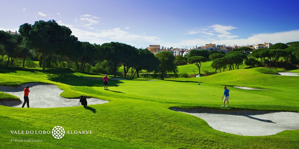 Golfeurs jouant sur le golf de Vale do Lobo Royal au Portugal 