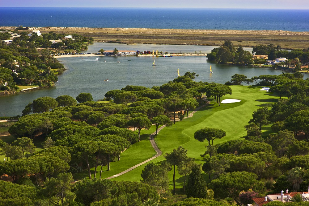 La vue aérienne du golf Quinta do Lago 'Sur' au Portugal 