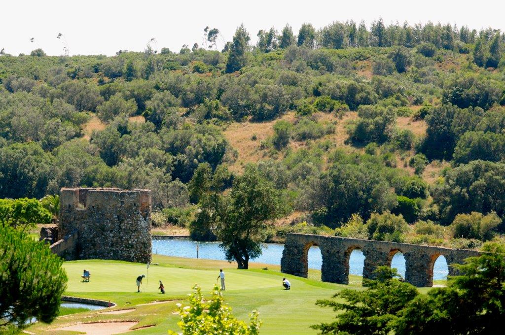Golfeurs sur le golf de Penha Longa au Portugal 