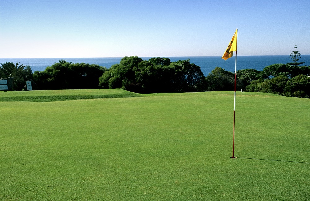 La drapeau jaune du golf de Quinta Marinha au Portugal 