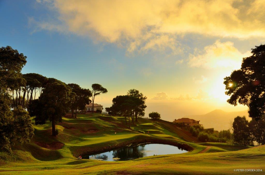 Crépuscule sur le golf de Pelheiro au Portugal 