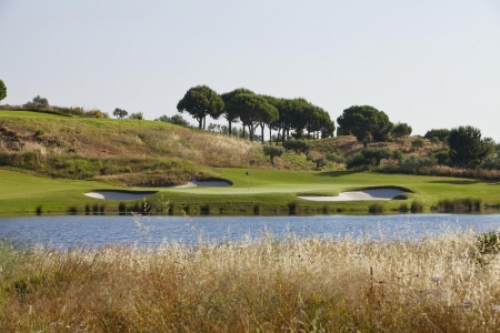 Le trou 1 du golf Monte Rei au Portugal 