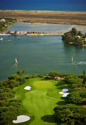 Vue aérienne du golf de Quinto do Lago Sur au Portugal 